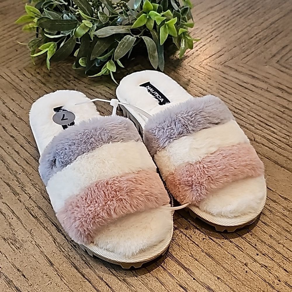Nautica fuzzy slippers size 7 NWT
